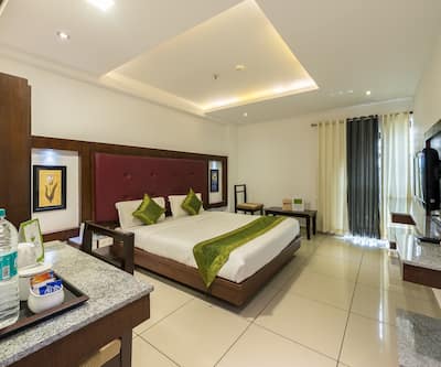 https://imgcld.yatra.com/ytimages/image/upload/t_hotel_yatra_city_desktop/v1477555081/Domestic Hotels/Hotels_Pondicherry/Treebo South Avenue/Maple_02.jpg